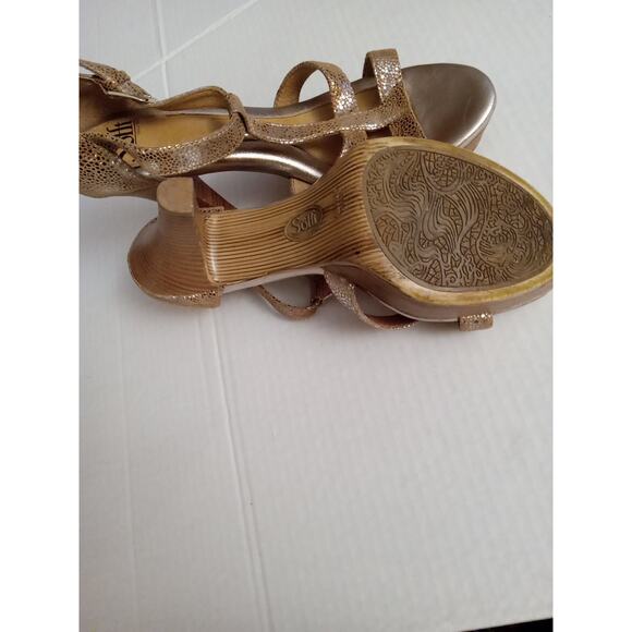 Sofft women size 8M T-strap metallic champagne platform heel leather sandals - Picture 8 of 9